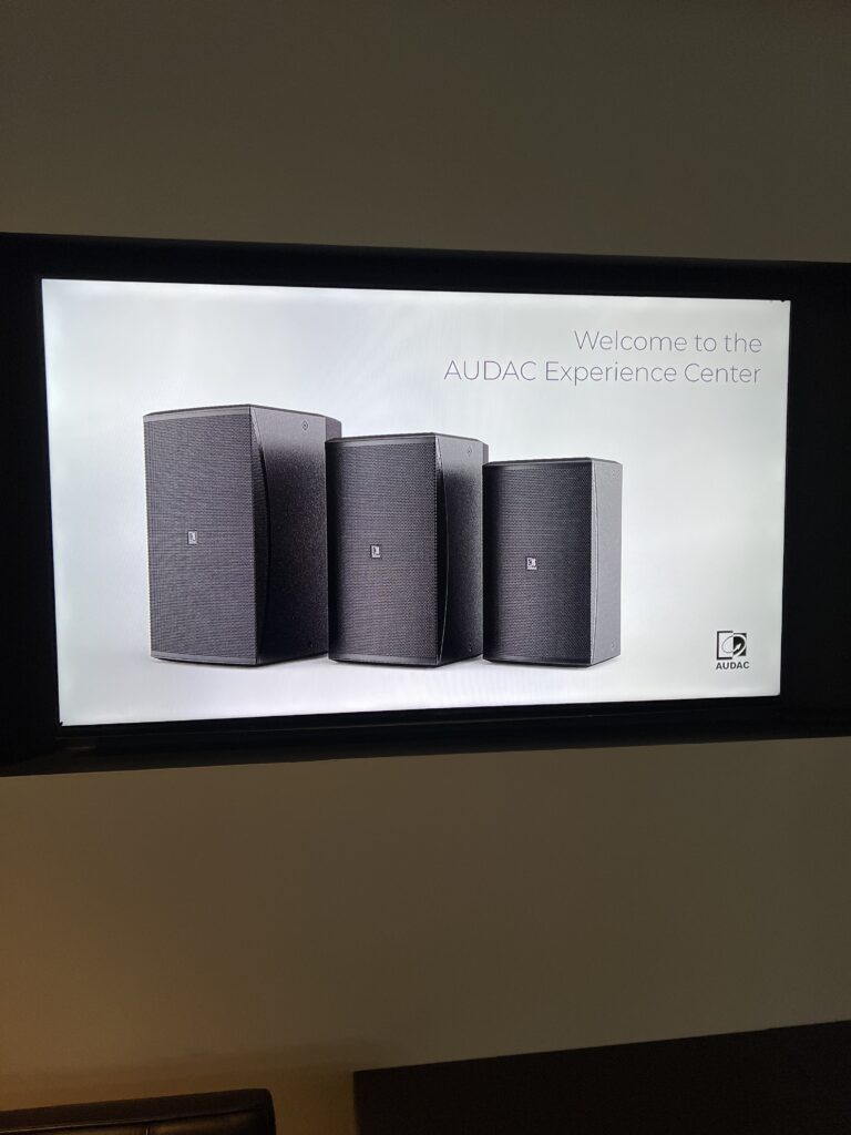AV-Montøren leverer Audac-høyttalere med krystallklar lyd, elegant design og enkel styring, skreddersydd for møterom, kontorer og profesjonelle miljøer.
